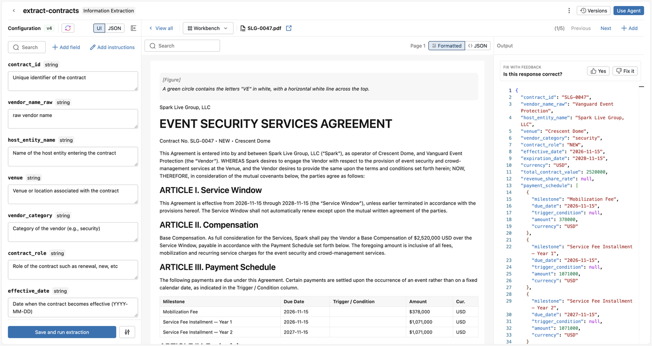 A view de construção do AI Extract com o painel de configuração do esquema de extração, o documento analisado e a saída JSON extraída.